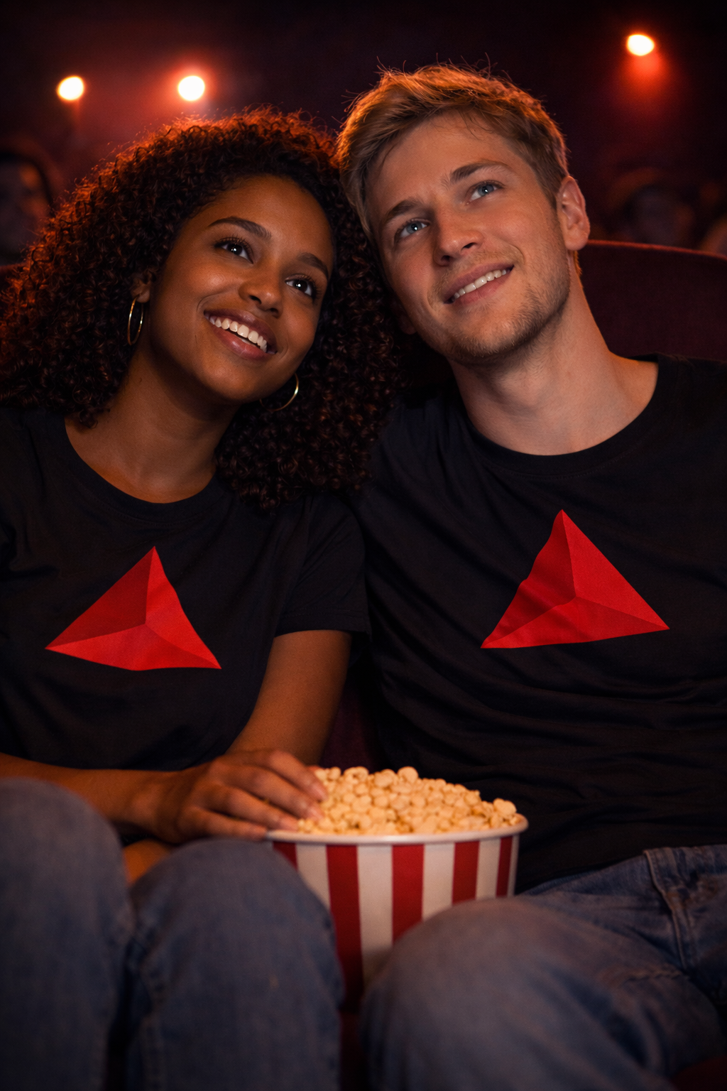 Parella al cinema veient una pel·lícula en VOSC en català